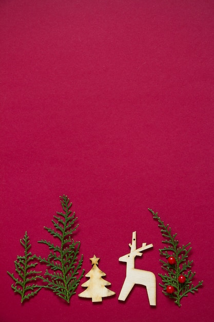 Forme de treeline faite de branches de thuya et de figures en bois de Noël