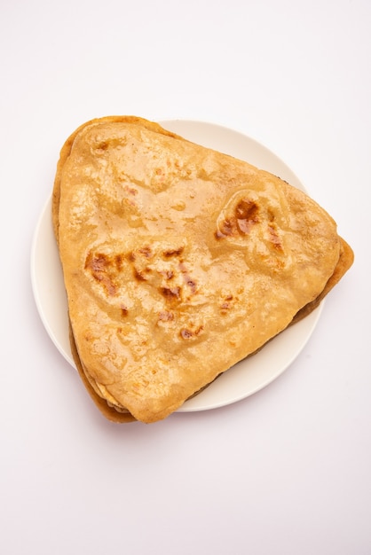 Forme triangulaire Plain Paratha ou Parantha est un délicieux pain plat indien à base de farine de blé entier