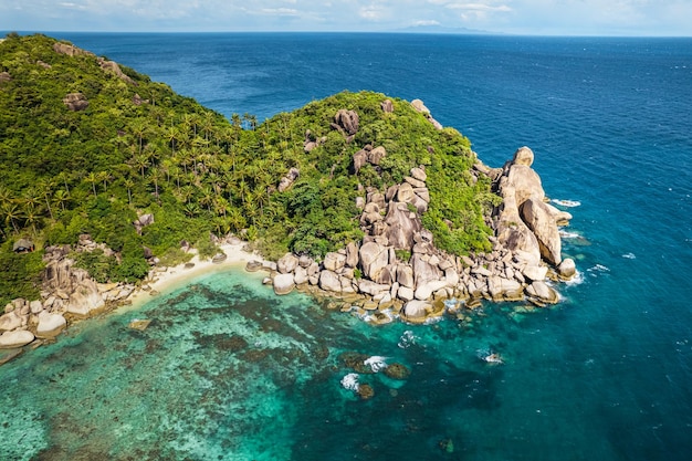 Forme tropicale d'île et de vue de mer ci-dessus