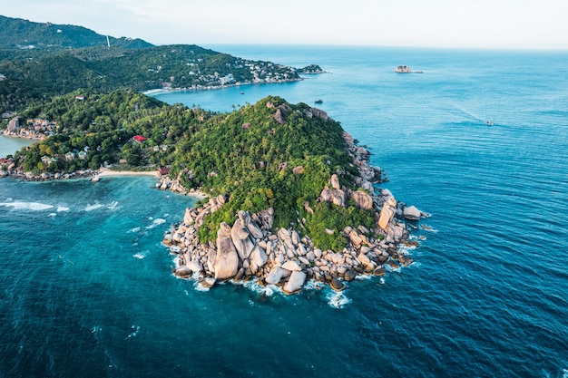 Forme tropicale d'île et de vue de mer ci-dessus