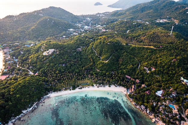 Forme tropicale d'île et de vue de mer ci-dessus