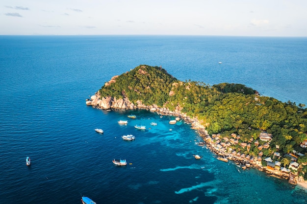 Forme tropicale d'île et de vue de mer ci-dessus