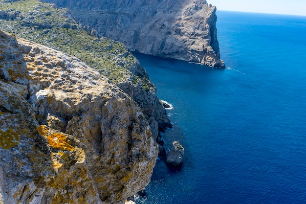 Formentor au bord de la mer Méditerranée sur l'île d'Ibiza en Espagne, scène de vacances et d'été