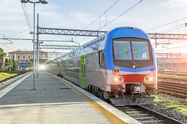 Former en attendant les passagers à la gare