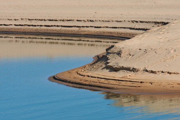 Formes abstraites sur la rive d'un lac à faible niveau d'eau