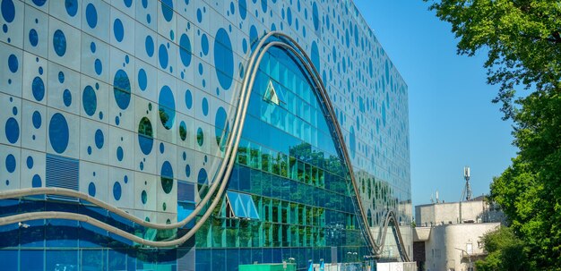 Formes de bâtiment modernes de façade en verre avec réflexion des lignes structurelles