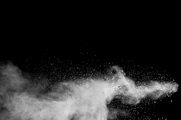 Formes bizarres de nuage d&#39;explosion de poudre blanche contre le noir