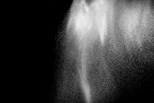 Formes bizarres de nuage d&#39;explosion de poudre blanche sur fond noir. Éclaboussures de particules de poussière blanche.