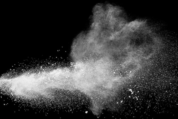 Photo formes bizarres de nuage d'explosion de poudre blanche sur fond noir. éclaboussures de particules de poussière blanche.