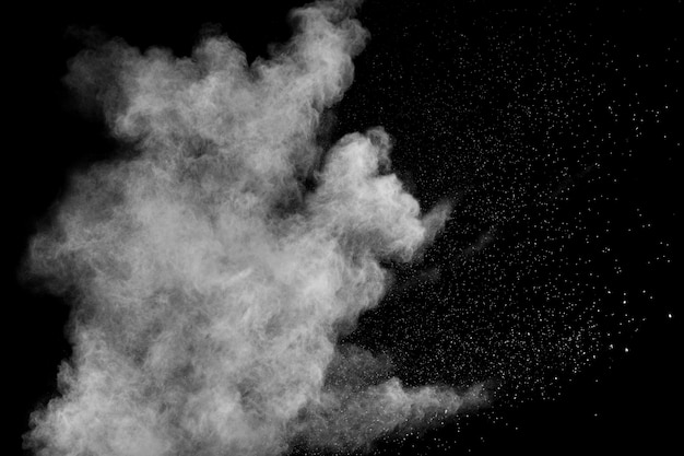 Formes Bizarres De Nuage D'explosion De Poudre Blanche Sur Fond Noir. éclaboussures De Particules De Poussière Blanche.