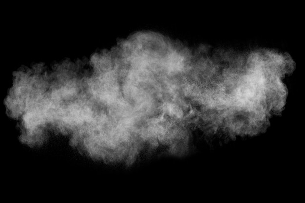 Formes bizarres de nuage d&#39;explosion de poudre blanche sur fond noir