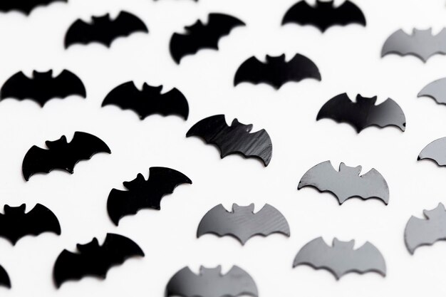 Formes de chauve-souris noire sur fond blanc