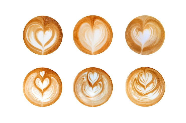 Photo formes de coeur d'art latte sur fond blanc