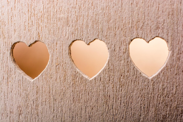 Photo formes de coeur sur un objet en bois