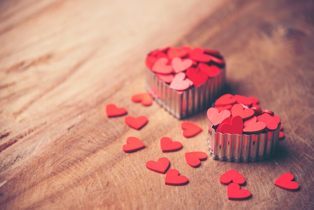 Les formes de coeur rouge sur fond abstrait concept de l&#39;amour pour la Saint Valentin