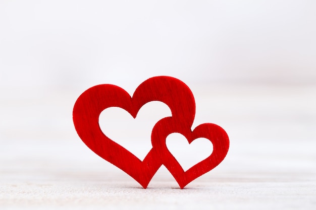 Les formes de coeur rouge sur fond clair abstrait dans le concept de l'amour pour la Saint-Valentin.