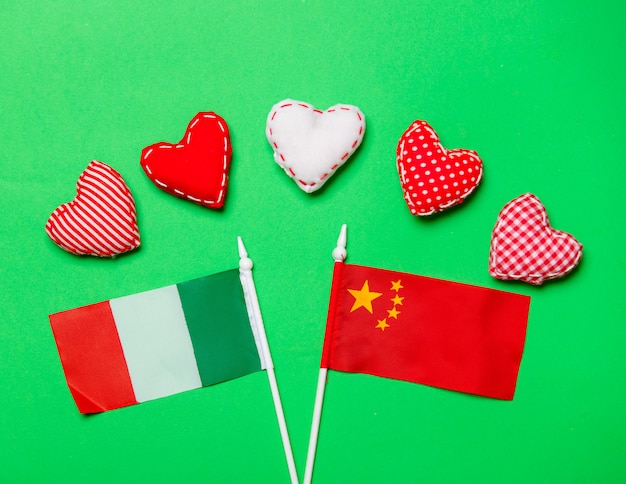 Formes de coeur Saint Valentin et drapeaux de l&#39;Italie et de la Chine