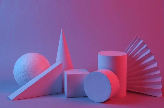 Formes géométriques en lumière dégradée rouge-bleu Vitrine créative Surréalisme Concept art futurisme rétro minimalisme