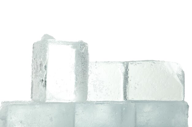 Formes de glace pour les boissons isolées sur fond blanc