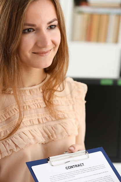 Photo formulaire de contrat d'offre de femme souriante