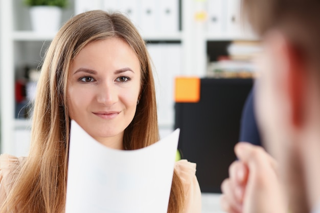 Photo formulaire de contrat d'offre femme souriante