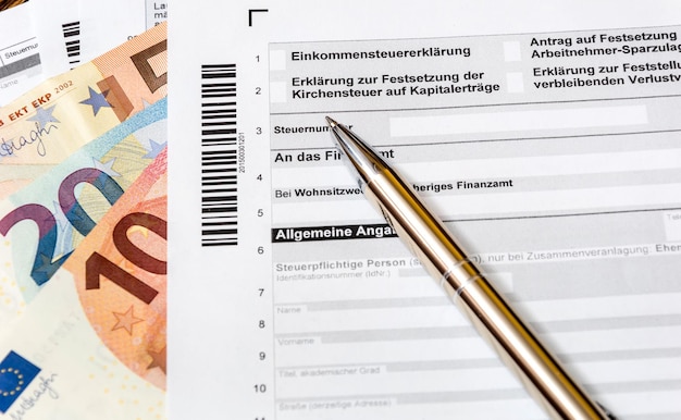 Formulaire fiscal allemand avec stylo et euro