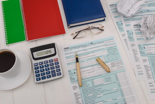 Formulaire d'impôt avec calculatrice et café sur table