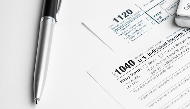 Photo formulaire d'impôt concept financier d'entreprise avec un stylo de côté.