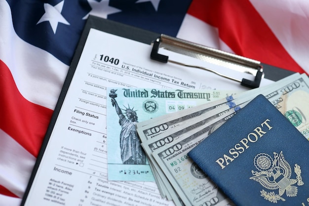 Photo formulaire d'impôt des états-unis déclaration d'impôts sur le revenu individuel avec chèque de remboursement et billets en dollars américains fermés
