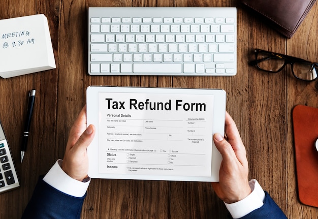 Formulaire de remboursement d'impôt sur un écran de tablette