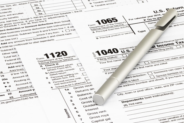 Photo les formulaires fiscaux avec de l'argent et le stylo.