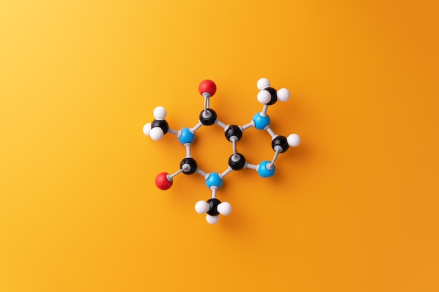 Formule chimique de caféine sur fond jaune