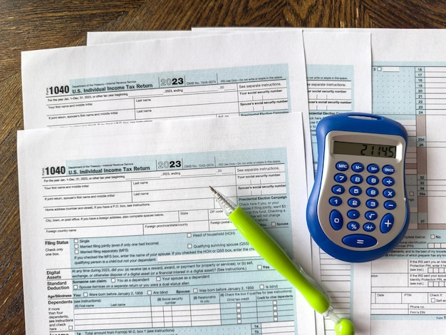 Formule de déclaration d'impôt 1040 avec stylo et calculatrice sur le bureau