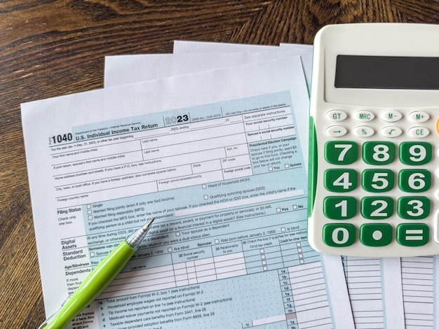 Photo formule de déclaration d'impôt 1040 avec stylo et calculatrice sur le bureau