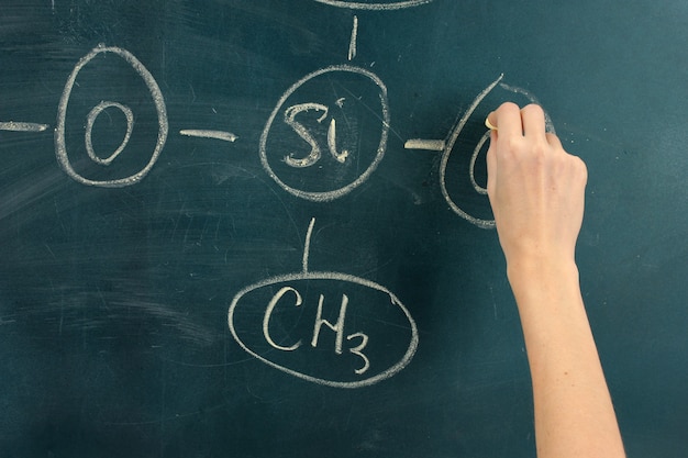 Formule De Structure Chimique écrite Sur Tableau Noir Avec De La Craie.