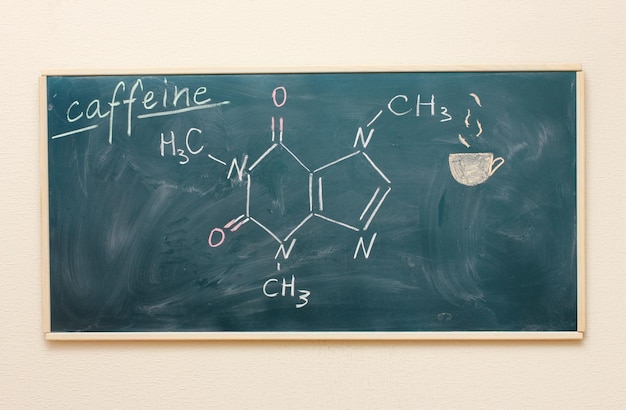 Formules chimiques sur le tableau noir