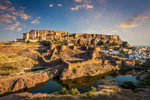 Le fort de Mehrangarh et les lacs Padamsar Talab et Ranisar Talab au coucher du soleil Jodhpur Rajasthan Inde