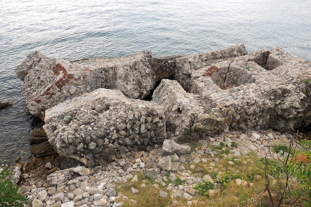 Fort Mezaluna Citadelle de Mesaluna Citadelle Monténégro Herceg Novi Les ruines d'une ancienne forteresse en pierre détruite lors d'un tremblement de terre sont tombées dans la mer Adriatique la Méditerranée Attractions touristiques