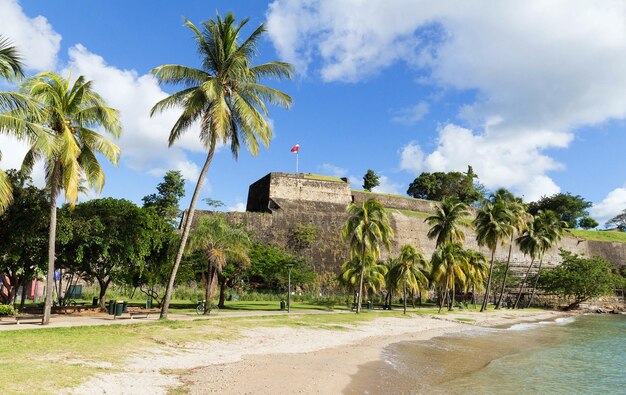 Le Fort Saint Louis et la plage des Caraïbes au premier plan l'île de la Martinique
