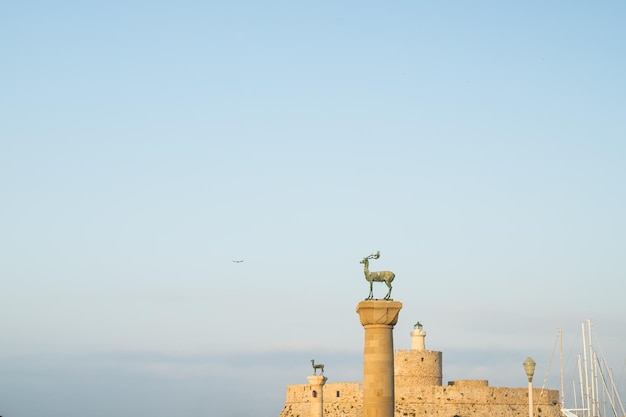 Fort de saint nicolas dans le port de mandaki rhodes greecethe célèbre cerfs l'une des îles symbolgreece