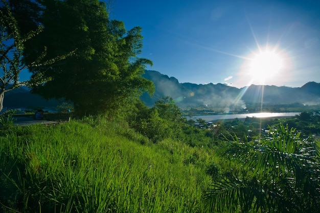 Photo le fort soleil tombe sur la ville de tingo maria créant une belle atmosphère au pérou