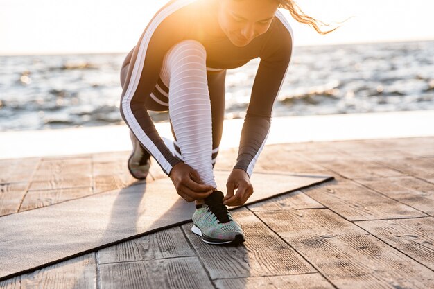 Forte jeune femme de remise en forme qui s'étend