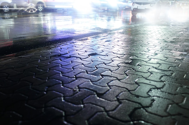 Une forte pluie tombe dans les scènes de nuit de la ville