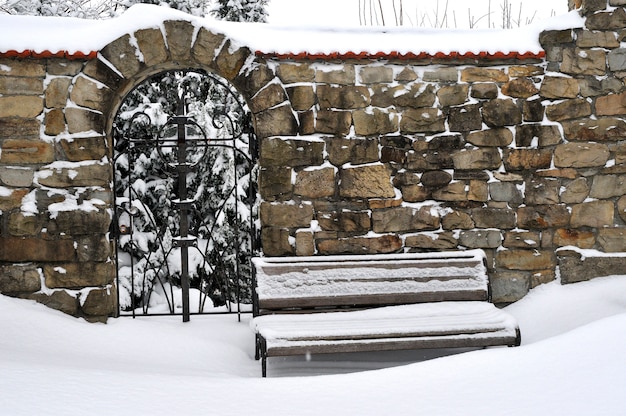 Forte tempête de neige en ville. Banc dans le parc lors de fortes chutes de neige