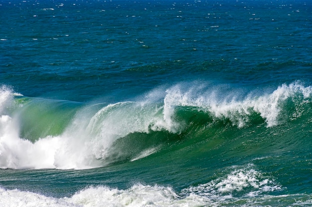 Une forte vague se brise dans les eaux de la plage d'Ipanema à Rio de Janeiro.