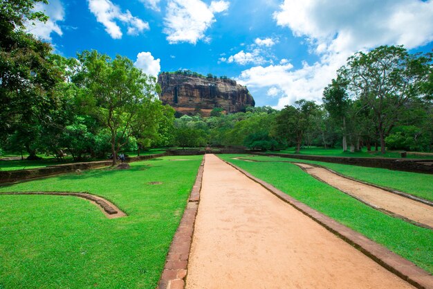 Photo forteresse du rocher du lion de sigiriya au sri lanka