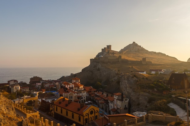 Forteresse génoise à Sudak sur la côte de la mer Noire