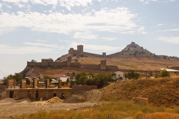 Forteresse génoise à Sudak sur la côte de la mer Noire