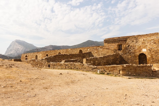 Forteresse génoise à Sudak sur la côte de la mer Noire