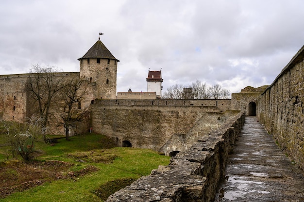 Forteresse d'Ivangorod Histoire de la Russie Lieux historiques Mur de la forteresse Passage d'Ivangorod le long du haut du mur de la forteresse